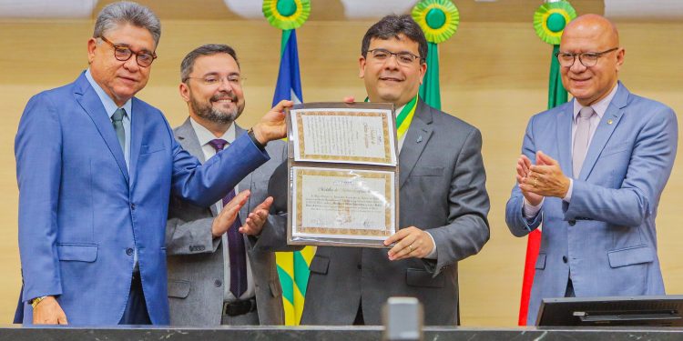 Ao ser homenageado pela Alepi, Rafael destaca papel da harmonia entre os poderes no sucesso do Governo