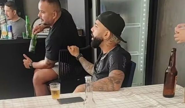 Gabigol aparece em ‘resenha’ com camisa do Corinthians e revolta torcida do Flamengo