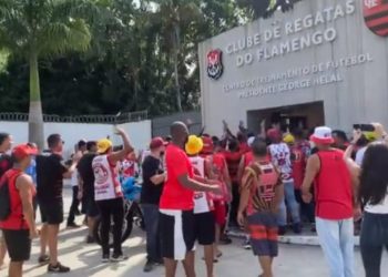 Viña, Cebolinha, Arrascaeta e mais: Clima fica tenso no Flamengo e torcida fecha entrada do CT