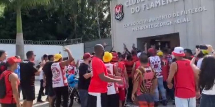 Viña, Cebolinha, Arrascaeta e mais: Clima fica tenso no Flamengo e torcida fecha entrada do CT