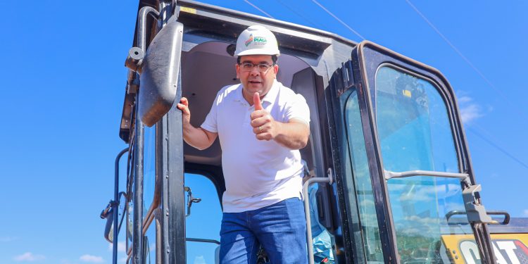 Governador visita obras e autoriza reforma de escola e implantação do Piauí Saúde Digital em Capitão Gervásio Oliveira