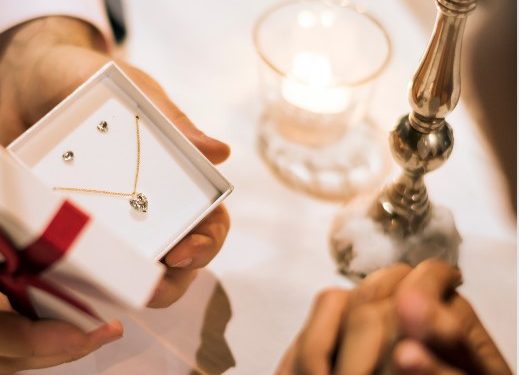 Dia dos Namorados: especialista aponta fomento no comércio e dá dicas de como economizar