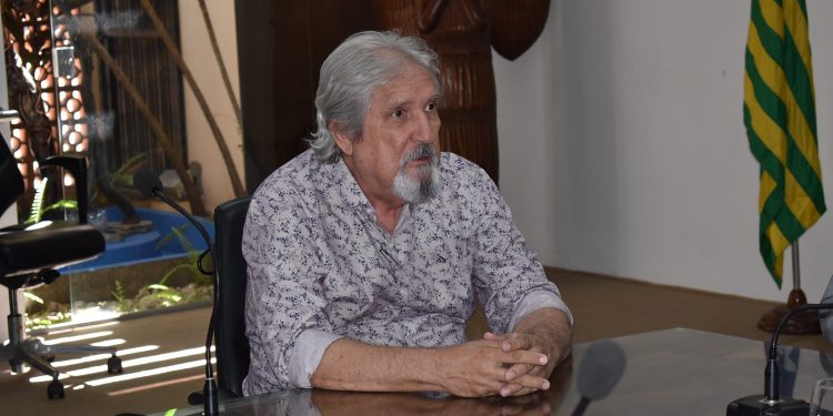 Eneas Barros lança biografia do oftalmologista Fernando Pires Ferreira, “Um bruxo à mesa de jantar”