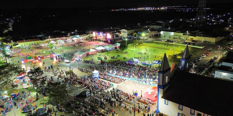 Rafael Fonteles prestigia tradicional festejo na cidade de São João do Piauí