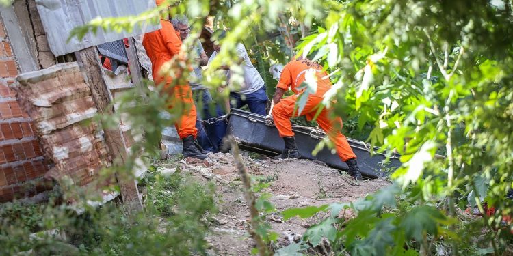Jovem é espancado até a morte em grotão no bairro Redenção