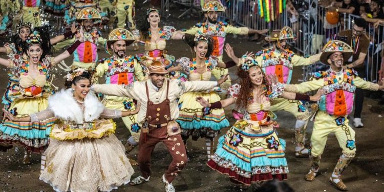 Picos Cidade Junina: primeira noite reúne multidão para celebrar a cultura e a tradição nordestina