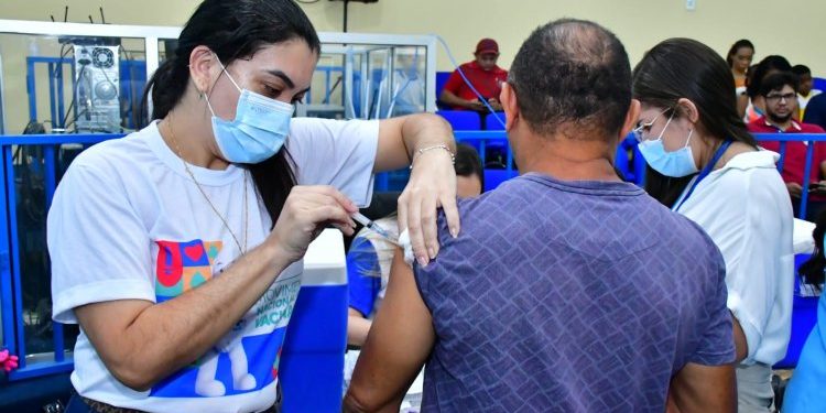 Mais de mil pessoas são imunizadas em mutirão de vacinação contra a gripe em Floriano