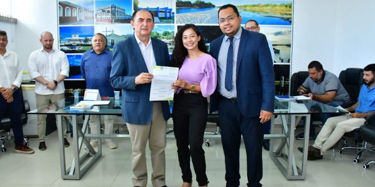 Prefeito Antônio Reis empossa novos servidores do município de Floriano