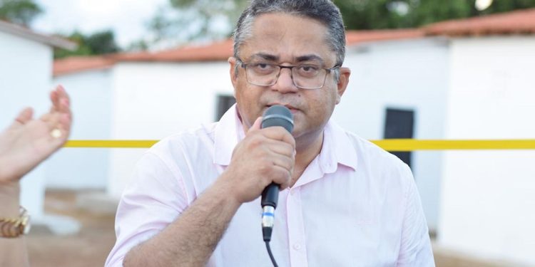 Prefeito de Marcos Parente processa padre da cidade por ceder espaço para realização de show