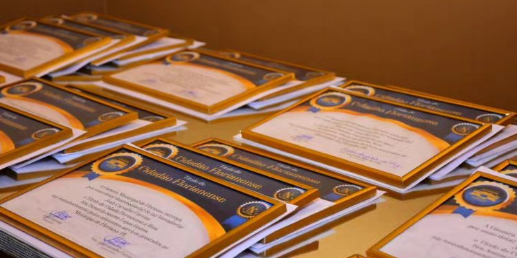 Floriano Concede 30 Títulos de Cidadão Florianense em Sessão Solene