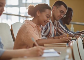 Crescimento de trabalhadores com ensino superior completo no Brasil mostra eficácia do diploma para ascensão profissional