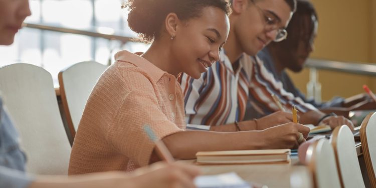 Crescimento de trabalhadores com ensino superior completo no Brasil mostra eficácia do diploma para ascensão profissional