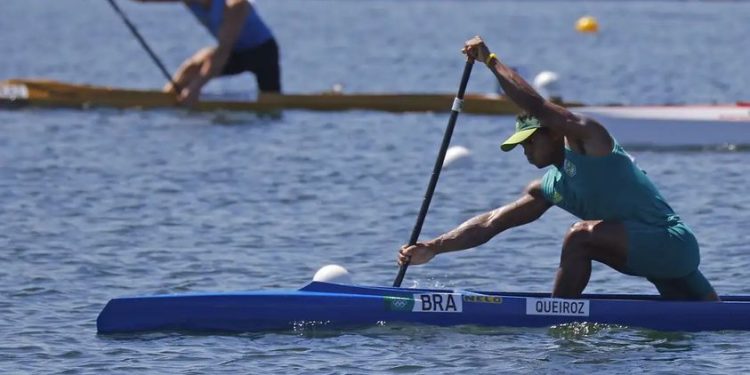 Isaquias Queiroz avança direto à semifinal da canoa individual