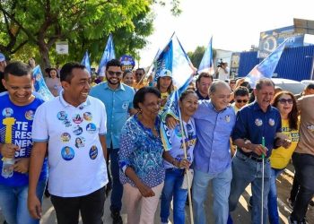 Silvio Mendes apresenta propostas em caminhada na zona Norte de Teresina