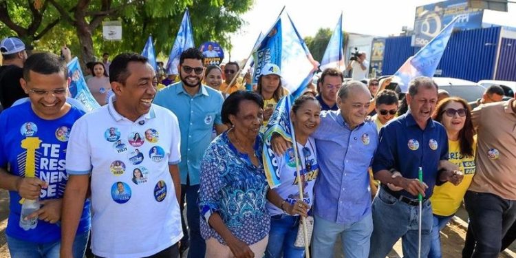 Silvio Mendes apresenta propostas em caminhada na zona Norte de Teresina