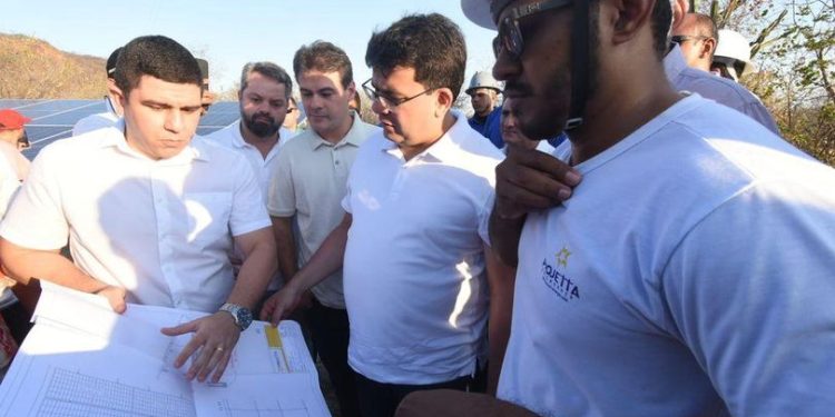 Governador visita obra de ampliação do sistema de abastecimento de água em Paquetá