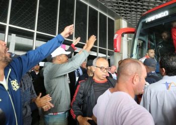 Flamengo é recebido com pipoca após queda, e torcedores têm conflito com PM