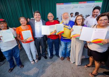 Governador entrega registros de imóveis no Mocambinho e anuncia meta de 50 mil moradias regularizadas