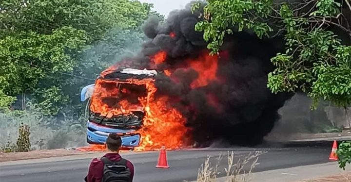 Incêndio destrói ônibus da Guanabara e interdita trecho da BR 343 em Teresina