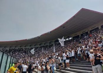 Torcida do Vasco ‘fecha’ com o time em treino aberto antes da semifinal da Copa do Brasil