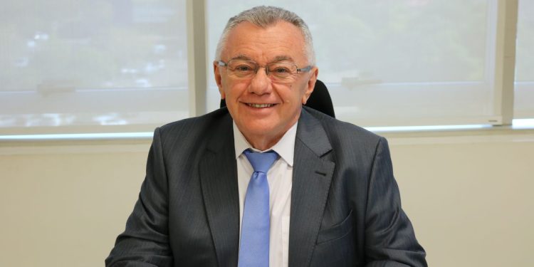 Conselheiro Kleber Eulálio reconhece legalidade em compra de livros pela Prefeitura de Floriano