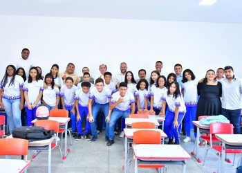 Prefeitura de Floriano entrega reestruturação da Escola Municipal Dona Aleluia