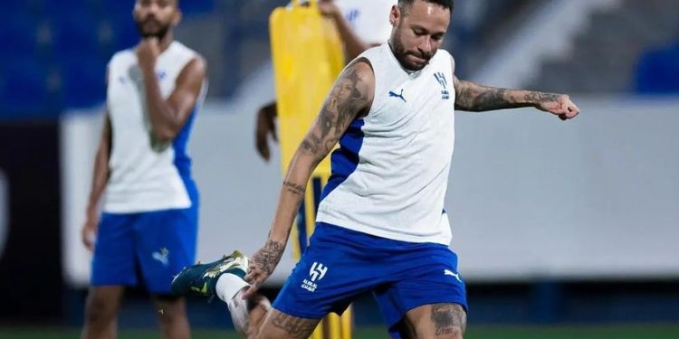 Neymar treina com bola e pode retornar aos gramados ainda em outubro