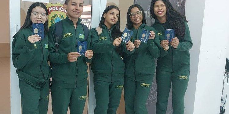 Estudantes de Lagoa Alegre recebem passaportes para intercâmbio na Austrália