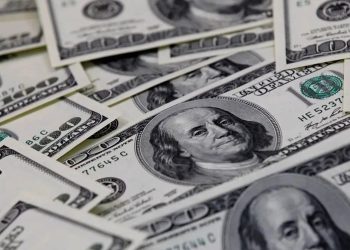 Dólar sobe para R$ 5,87 e fecha no maior nível em quatro anos