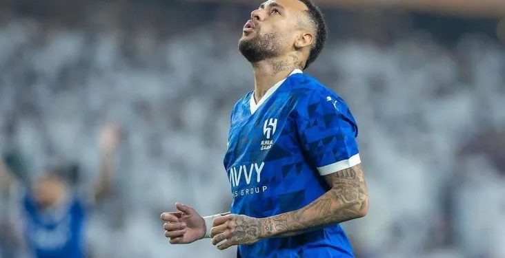 Neymar joga 28 minutos e é substituído com dores na perna direita em jogo do Al Hilal