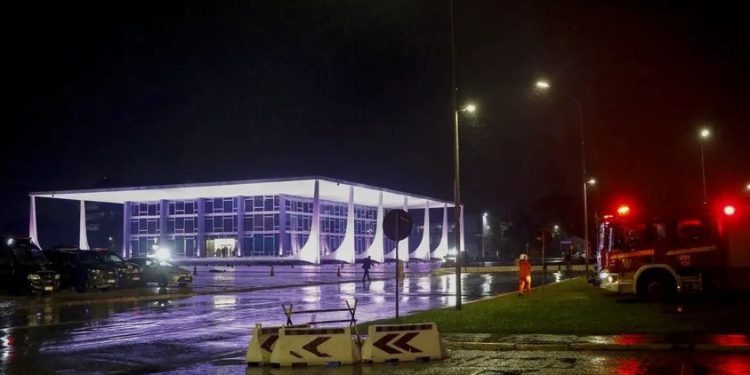 Explosões são ouvidas perto do STF; prédio é evacuado e um homem morre