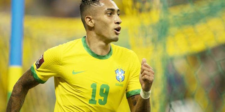 Com pontaria afiada, Raphinha se credencia a cobrador oficial de faltas da seleção brasileira