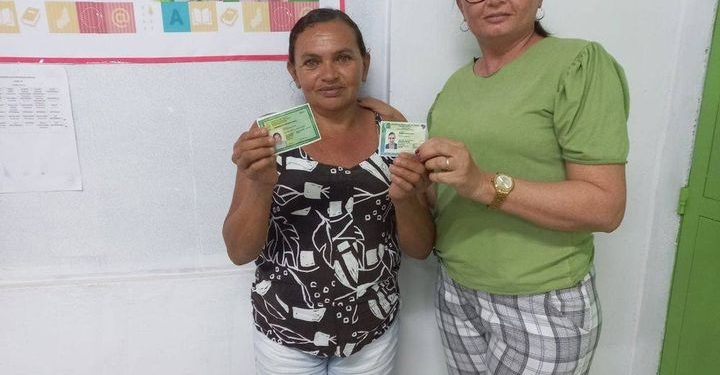 Alfabetiza Piauí: aos 52 anos, estudante da rede estadual de Jaicós assina RG pela primeira vez