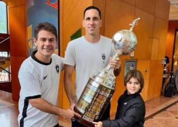 SOCIEDADE: Severo Eulalio e o filho Severinho com as mãos  na taça da Libertadores 2024 e MAIS…