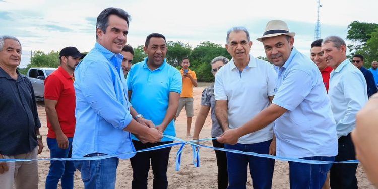 Senador Ciro Nogueira entrega Campo de Futebol na cidade de Pau D’arco