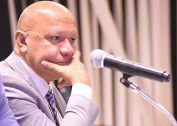 Se despedindo da presidência da Alepi Franzé Silva paga o 13º salário no dia do seu aniversário
