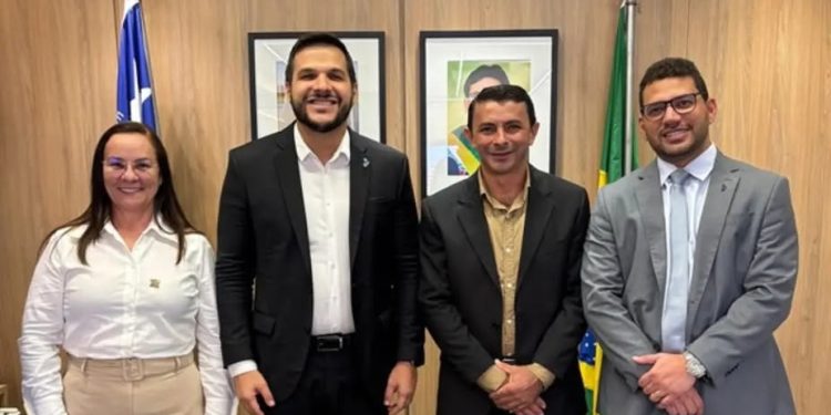 Maria José e Adonaldo Cassiano se reúnem com deputado Thales e secretário Washington e buscam melhorias para Santana do Piauí