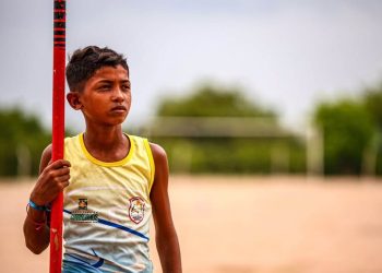 Após viralizar saltando com vara improvisada, atleta vai receber equipamentos nesta segunda (30)