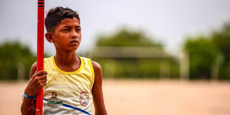 Após viralizar saltando com vara improvisada, atleta vai receber equipamentos nesta segunda (30)