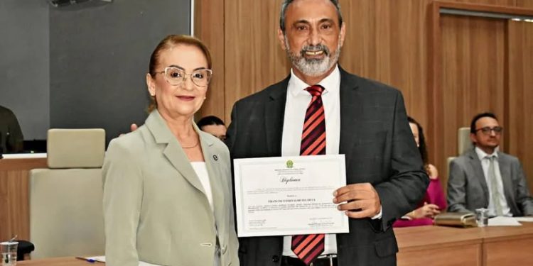 SANTO ANTONIO DE LISBOA: Erivaldo Lopes, vice Giovan Sousa e vereadores eleitos são diplomados