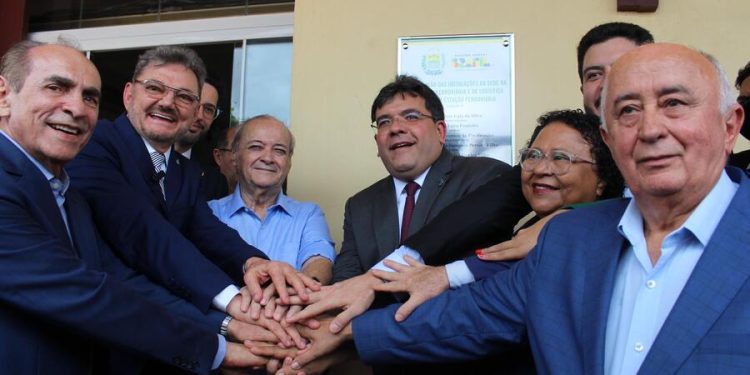 Governador inaugura estação ferroviária e anuncia gratuidade no metrô de Teresina