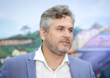 Prefeito de Picos anuncia pagamento dos salários dos servidores municipais