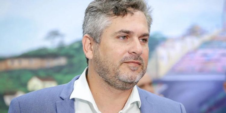 Prefeito de Picos anuncia pagamento dos salários dos servidores municipais