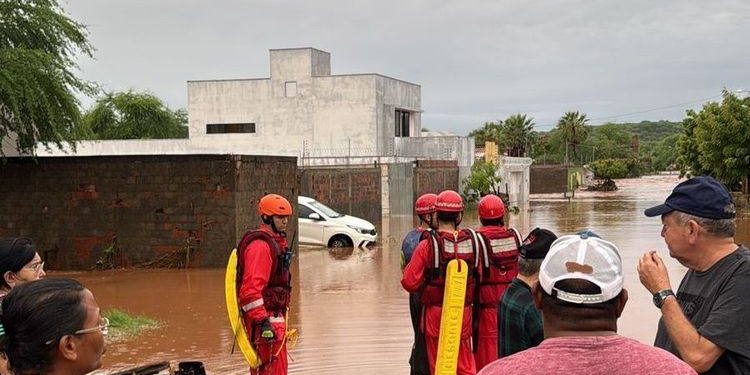 Secretaria da Defesa Civil avalia áreas de risco e inicia distribuição de cestas básicas a famílias de Picos