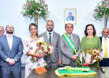 Antônio Reis é reconduzido ao cargo de prefeito durante solenidade na Prefeitura de Floriano