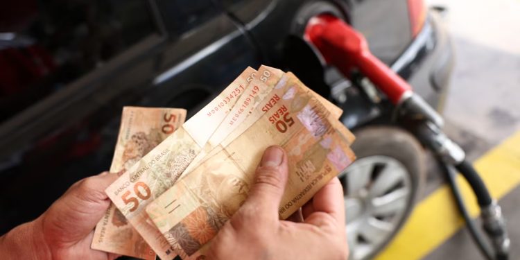 Estados anunciam alta do ICMS de gasolina e diesel a partir de 1º de fevereiro
