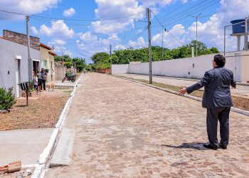 Em Piracuruca, Rafael entrega R$ 1,5 milhão em calçamento e visita prédio que abrigará escola de artesanato