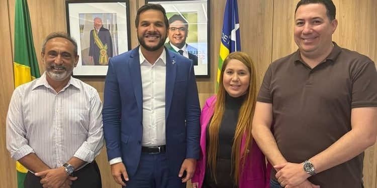 SANTO ANTONIO DE LISBOA: Prefeito Erivaldo Lopes e Secretaria de Educação Patrícia Leal são recebidos na Seduc