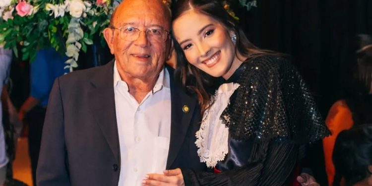 SOCIEDADE: Maria Teresa Melo cola grau em Odontologia e MAIS…