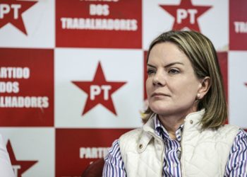 Gleisi rebate críticas de advogado a Lula: ‘Nunca se isolou do povo brasileiro’
